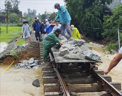 Quảng Ngãi nỗ lực khôi phục đường sắt bị mưa lũ cuốn