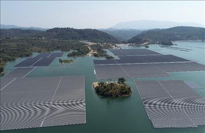 Dự án điện mặt trời nổi hồ Đa Mi hòa lưới thành công 