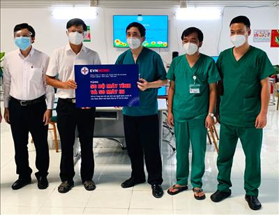 Điện lực Việt Nam: Trao tặng 100 bộ máy tính và 100 máy in cho Bệnh viện Dã chiến 16 tại TP. HCM
