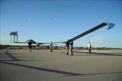 Máy bay năng lượng mặt trời lập kỷ lục bay mới