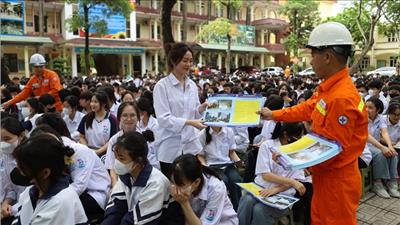 Hơn 1.800 học sinh tại Bắc Giang cam kết bảo vệ an toàn lưới điện cao áp