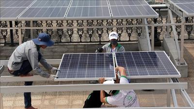 EVNSPC thanh toán gần 65 tỷ đồng cho khách hàng bán điện mặt trời áp mái