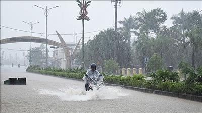 Thủ tướng yêu cầu tập trung khắc phục hậu quả mưa lũ tại Trung Bộ