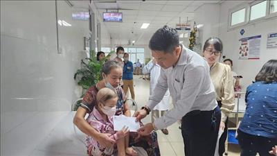 Tặng quà cho trẻ em hoàn cảnh khó khăn đang điều trị tại bệnh viện