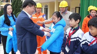 EVNNPC tri ân khách hàng tại vùng lũ Nghệ An, Hà Tĩnh