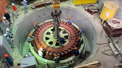 Thủy điện Bảo Lạc B hạ thành công rotor tổ máy số 1