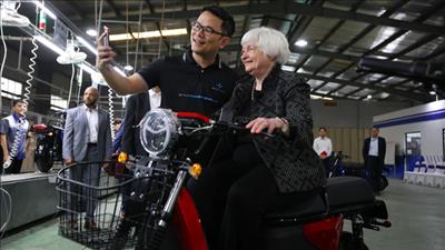 Bộ trưởng Tài chính Mỹ thăm nhà máy xe điện của start up Việt