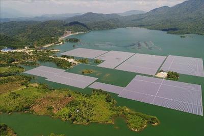 Đóng điện Nhà máy điện mặt trời nổi hồ Đa Mi