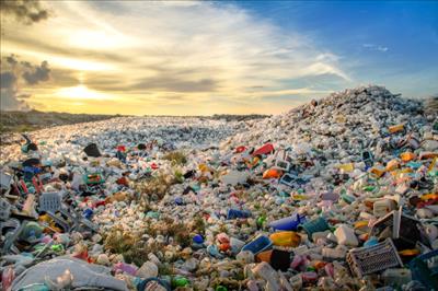 “Biến” rác thải nhựa không thể tái chế thành điện năng