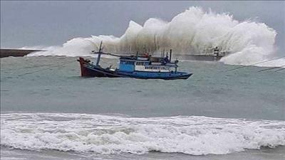 Gió giật cấp 12 trên bờ biển các tỉnh từ Hà Tĩnh đến Quảng Ngãi