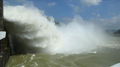 Tâm bão số 7 đang di chuyển trên vịnh Bắc Bộ