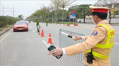 Cảnh sát giao thông ứng dụng công nghệ hiện đại khi làm nhiệm vụ