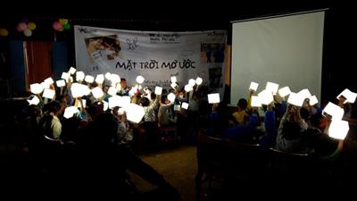 1.000 đèn năng lượng mặt trời đến với học sinh Nghệ An