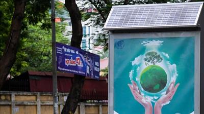 Thùng rác công nghệ với pin năng lượng mặt trời