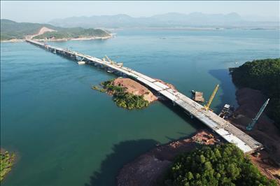 Quảng Ninh: Hợp long cây cầu dài nhất 