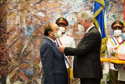 Chủ tịch nước Nguyễn Xuân Phúc được trao Huân chương cao quý nhất của Cuba 