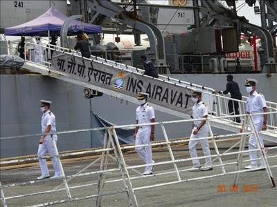 Tàu Hải quân Ấn Độ chở 300 máy tạo oxy và 100 tấn oxy y tế đến TP. HCM 