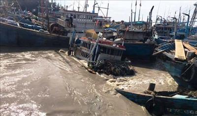  TX. La Gi (tỉnh Bình Thuận): Trắng đêm ứng cứu hàng chục tàu thuyền của ngư dân bị nước lũ cuốn trôi