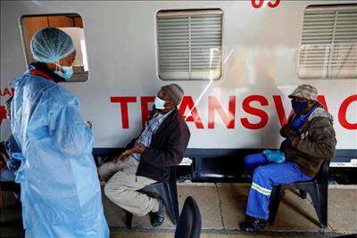 Đoàn tàu hỏa màu trắng mang hy vọng vaccine COVID-19 tới khắp Nam Phi