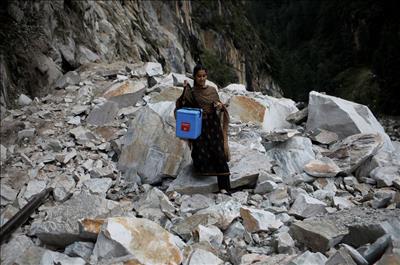 Ấn Độ: Bất chấp địa hình hiểm trở, các nhân viên y tế vẫn đến tiêm cho người dân ở Himalaya 