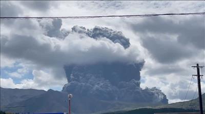 Nhật Bản: Núi lửa hoạt động khiến khói đen và bụi bao phủ cả thành phố