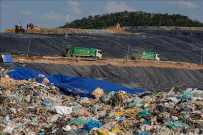 Bãi rác lớn nhất Hà Nội đang bị quá tải