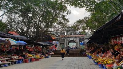 Phố đi bộ Hồ Gươm, chùa Hương đón du khách trở lại