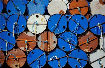 Giá dầu thế giới giảm khi rủi ro Omicron đè nặng