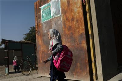 Các nữ sinh Afghanistan mắc kẹt ở nhà, chờ Taliban lên kế hoạch mở lại trường học