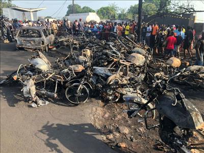 Sierra Leone: Tàu chở nhiên liệu bị nổ khiến 99 người thiệt mạng 