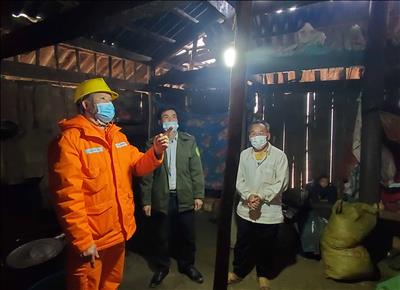 PCSơn La đóng điện công trình cấp điện cho 256 hộ dân người Mông