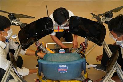 Campuchia: Sinh viên chế tạo máy bay không người lái để hỗ trợ cộng đồng
