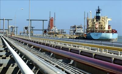 Dưới lệnh trừng phạt của Mỹ, Iran và Venezuela đạt được thỏa thuận xuất khẩu dầu