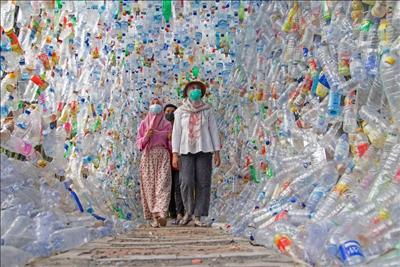 Indonesia: Triển lãm được xây dựng từ 100% rác thải nhựa