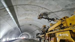Chuẩn bị hoàn thành hầm đường bộ Thung Thi trên cao tốc Bắc - Nam