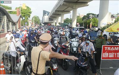 Hà Nội: Thủ tướng yêu cầu điều chỉnh bất cập trong việc cấp giấy đi đường