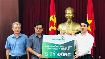 Vietcombank ủng hộ 11 tỷ đồng cho miền Trung