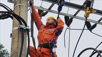 Công nhân ngành điện Yên Bái thức xuyên đêm để khắc phục cấp điện trở lại