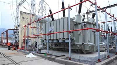 Đóng điện MBA AT1 dự án nâng công suất TBA 220kV Nhà máy thủy điện Hòa Bình