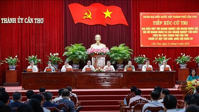 Thủ tướng tiếp xúc cử tri doanh nhân, đại diện doanh nghiệp tiêu biểu TP Cần Thơ