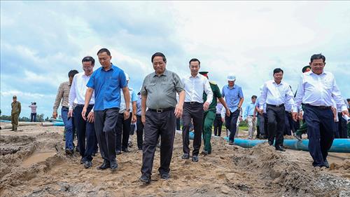 Thủ tướng kiểm tra công trường, chỉ đạo thông tuyến 2 dự án cao tốc tại ĐBSCL vào ngày 19/12/2025