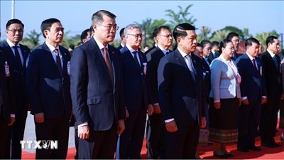 Thủ tướng Lê Minh Hưng và Thủ tướng Lào dâng hoa tưởng niệm các vị lãnh tụ hai nước