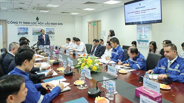 Thủ tướng làm việc tại Nhà máy Lọc hóa dầu Nghi Sơn và khảo sát địa điểm xây dựng kho dầu chiến lược