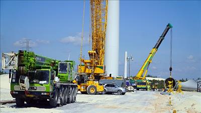 Kiểm tra tiến độ thi công dự án cụm trang trại điện gió B&T (Quảng Bình)
