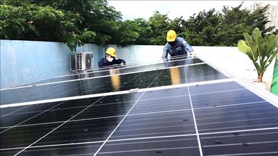 Trao tặng 5 công trình điện mặt trời mái nhà tại TPHCM