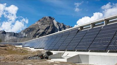 Lắp đặt 5.000 pin mặt trời ở đập cao nhất châu Âu