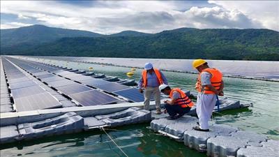 ADB hỗ trợ Việt Nam lắp dàn pin năng lượng mặt trời nổi lớn nhất Đông Nam Á