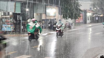 Bắc Bộ hửng nắng, Trung Bộ và Nam Bộ mưa dông vào chiều tối