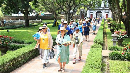 Việt Nam đón gần 10,7 triệu lượt khách quốc tế trong 6 tháng đầu năm 2025