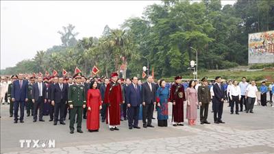 Tổng Bí thư, Chủ tịch nước Tô Lâm dâng hương tưởng niệm các Vua Hùng tại Phú Thọ